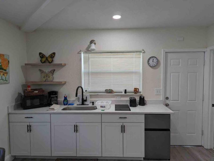 Renovate Large Studio 21-Directly Across Beach St. Pete Beach Exterior photo